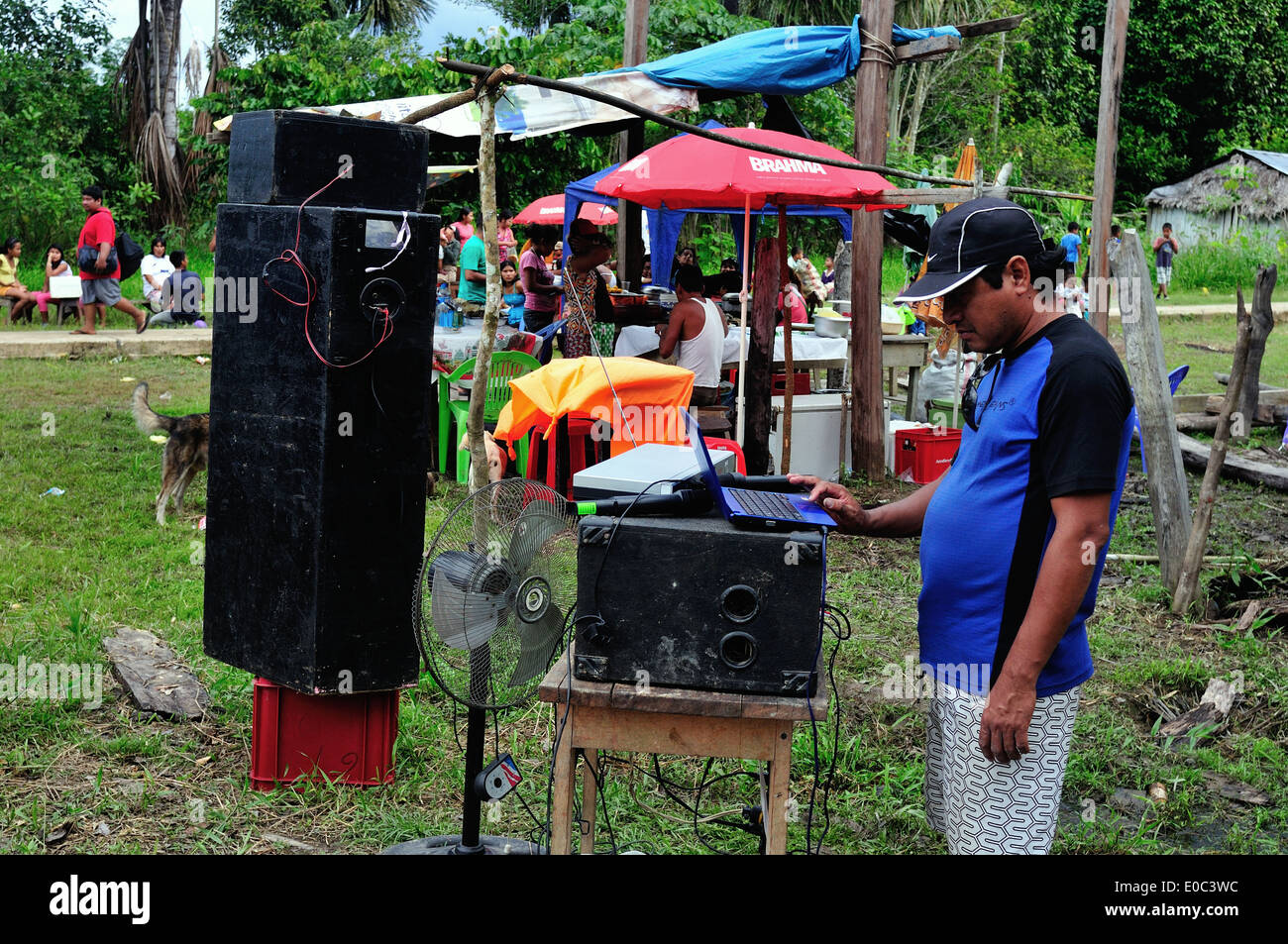 Technicien du son - Fête de San Pedro à Santa Clara - IQUITOS . Département de Loreto .PÉROU Banque D'Images