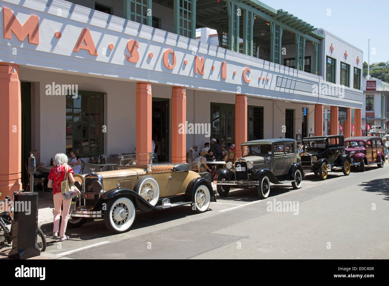 Classic automobiles à l'extérieur de l'hôtel maçonnique dans l'art déco ville de Napier, Nouvelle-Zélande un événement annuel attire des visiteurs Banque D'Images
