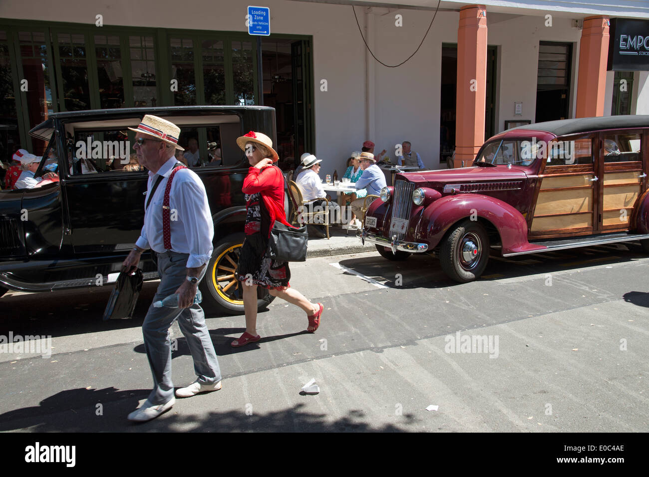 L'Art Déco week-end à Napier, Nouvelle-Zélande visiteurs coin et classic voitures garées à l'extérieur de l'hôtel maçonnique Banque D'Images