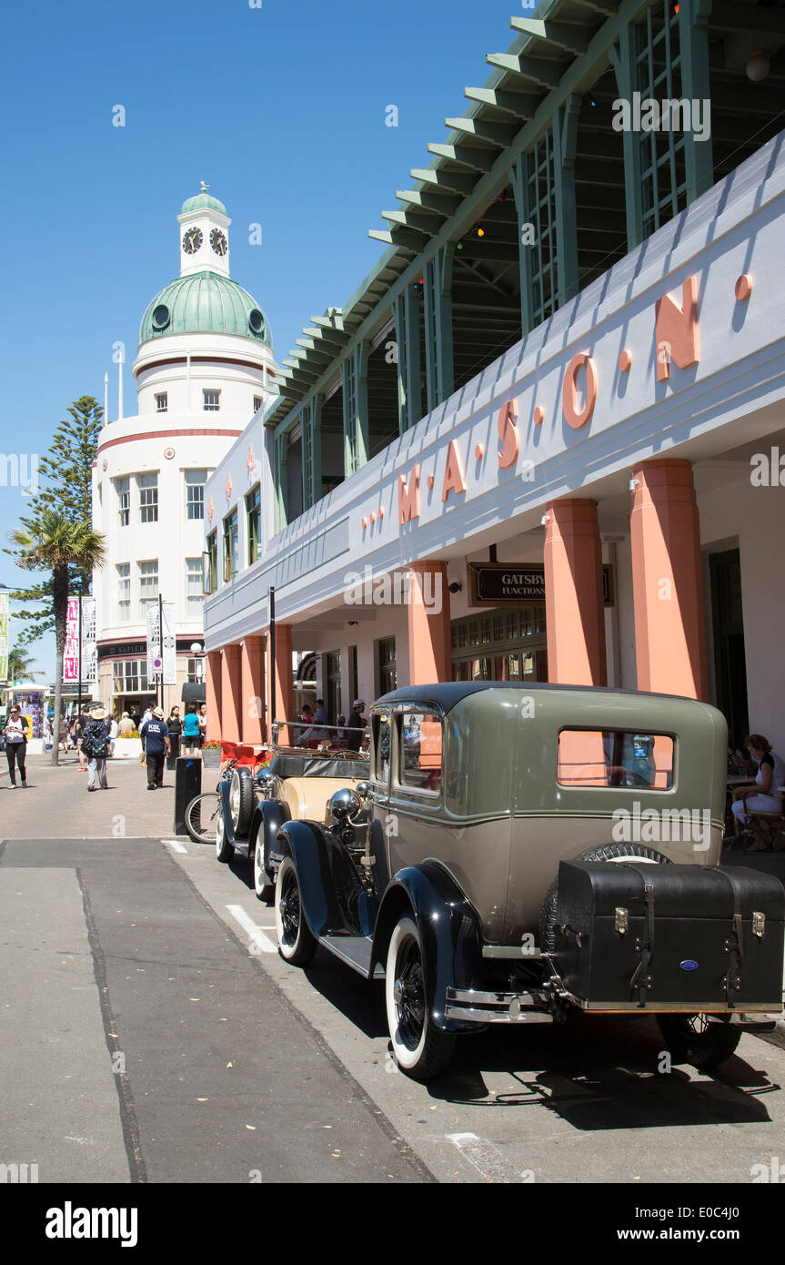 Classic automobiles à l'extérieur de l'hôtel maçonnique dans l'art déco ville de Napier, Nouvelle-Zélande un événement annuel attire des visiteurs Banque D'Images