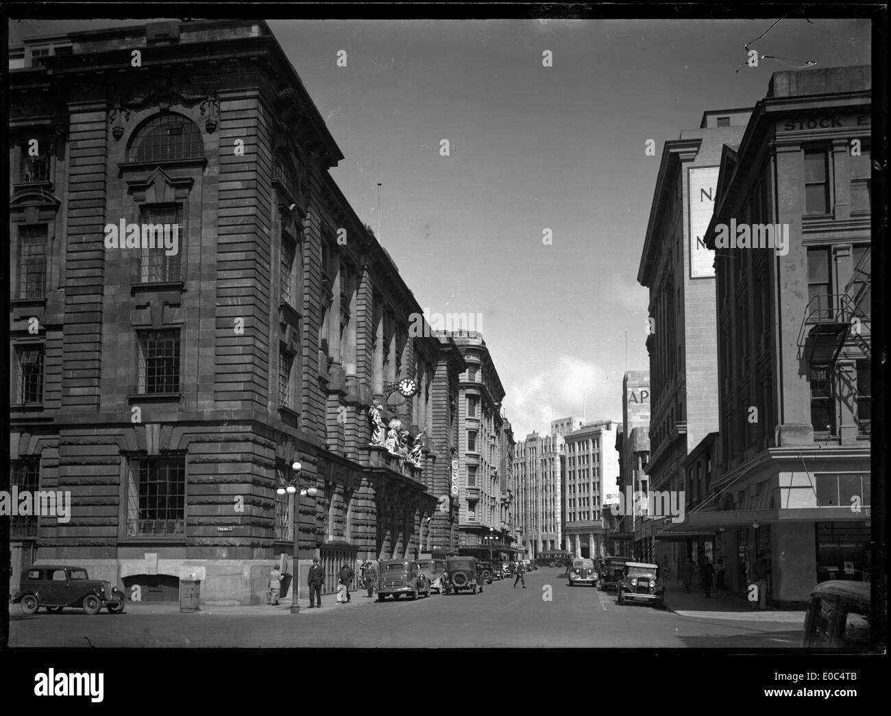 Vue de la ville de Wellington le long de featherston street avec le general post office sur la gauche en direction de Lambton Quay, circa 1930 Banque D'Images