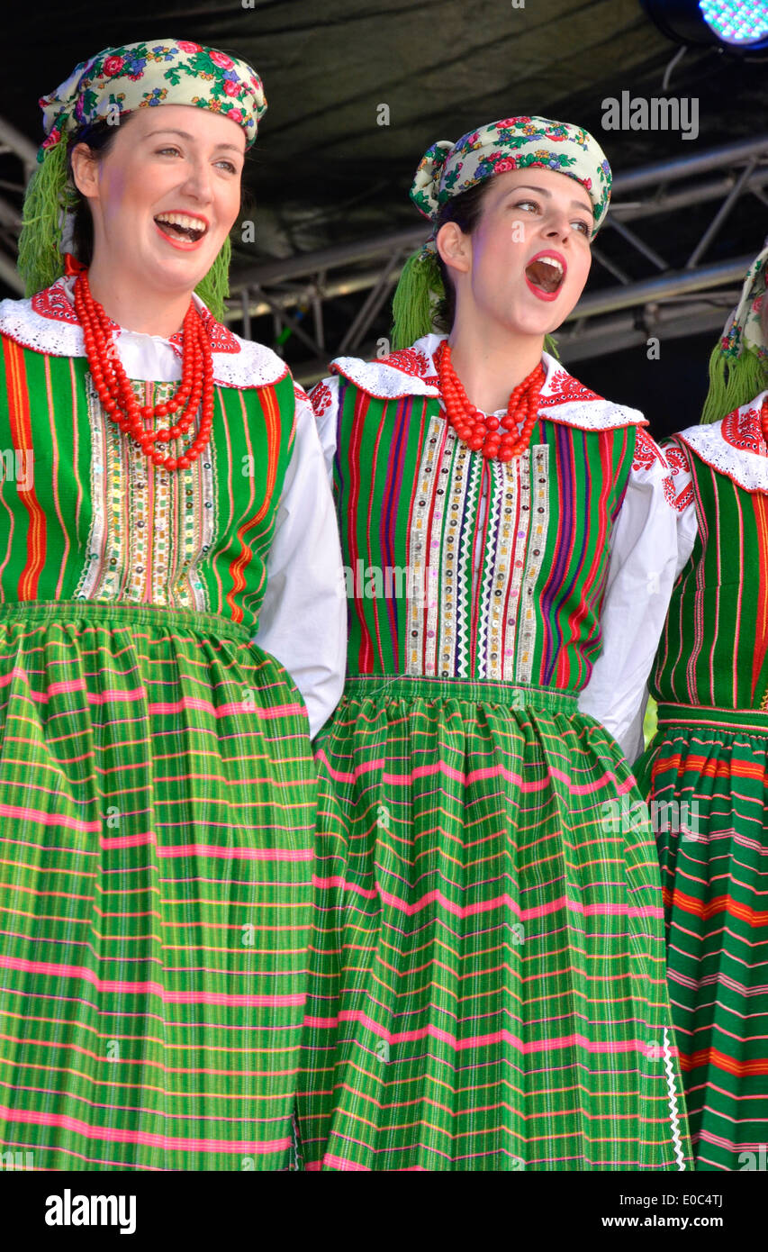 Groupe folklorique polonais 'Karolinka .des "jours de la Pologne' festival polonais d'événements de masse la culture polonaise. La première fois lors de la rivière Thames Banque D'Images