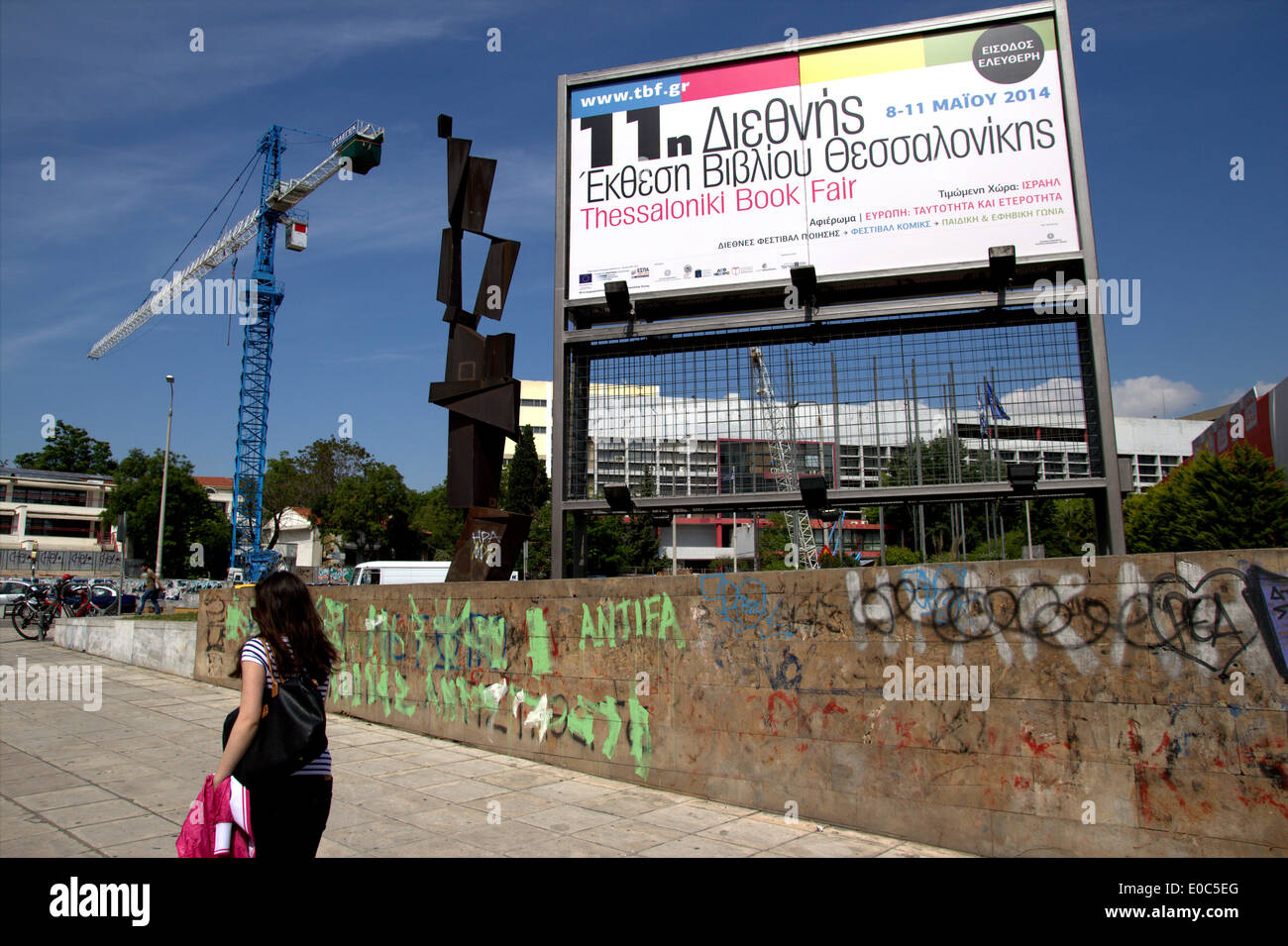 Thessalonique, Grèce Le 08 mai, 2014. Une femme adoptée par un panneau publicitaire de la Foire du livre de Thessalonique. La 11e Foire du livre de Thessalonique a lieu du 8 au 11 mai 2014, à l'Internationales Helexpo, le Centre de conférence et d'exposition dans le centre de Thessalonique, la deuxième plus grande ville de Grèce. Credit : Orhan Tsolak /Alamy Live News Banque D'Images