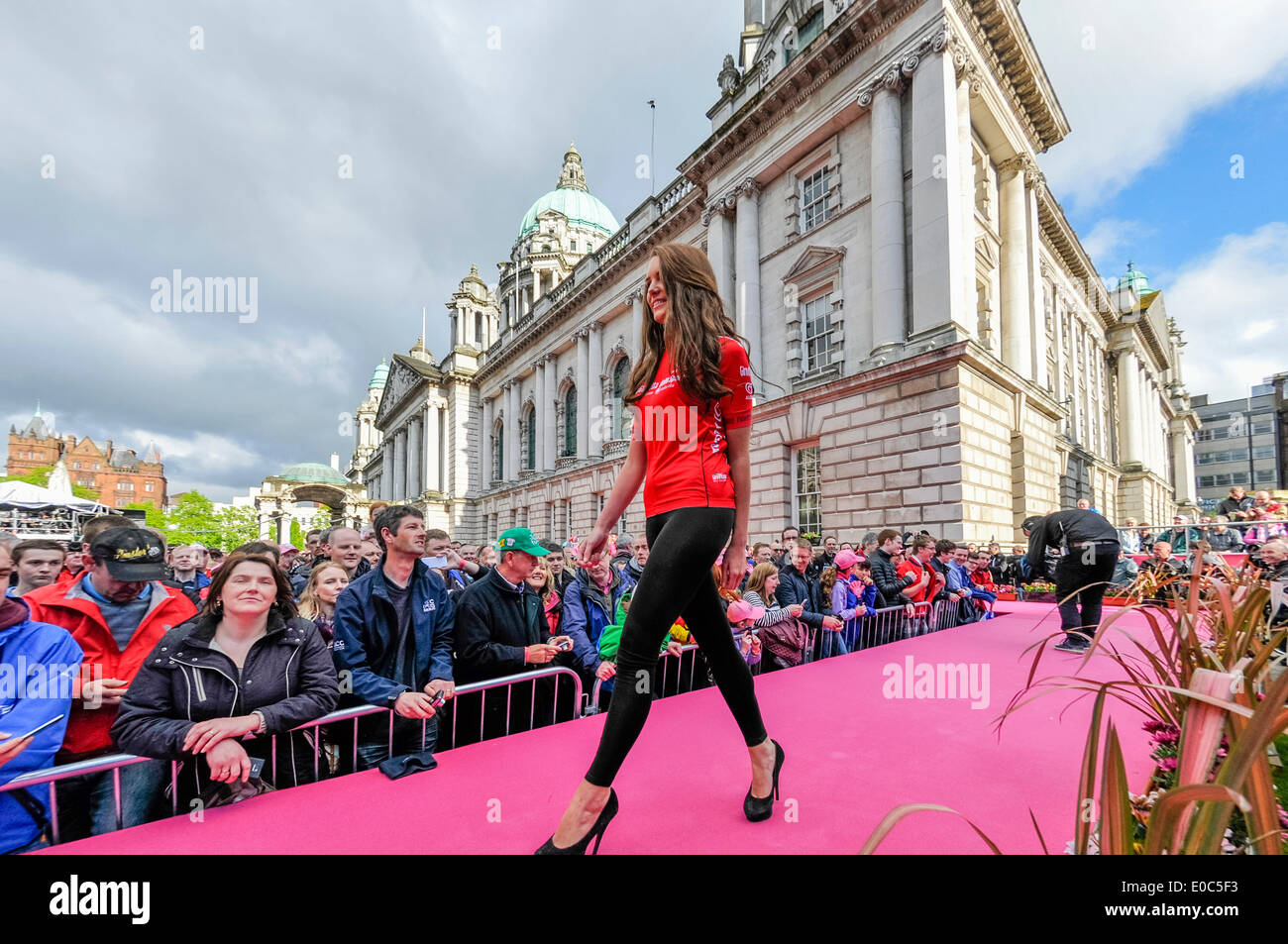 Belfast Le Irealand, 8 mai 2014 - Un modèle montre la Maglia Rosa (maillot rouge), portés par le sprint gagnant, à l'occasion du lancement du Giro d'Italia Crédit : Stephen Barnes/Alamy Live News Banque D'Images