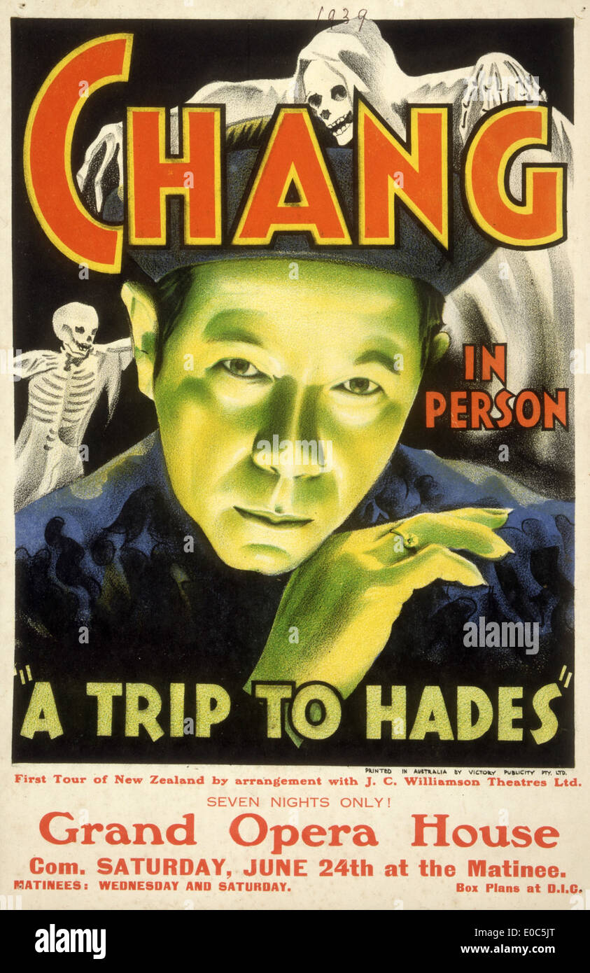 Cette affiche promotionnelle des années 1930 annonce le numéro de cirque chinois 'Chang in Person - A Trip to Hadès'. Le design éclatant et lurid capture la nature dramatique et mystérieuse de la performance. Banque D'Images