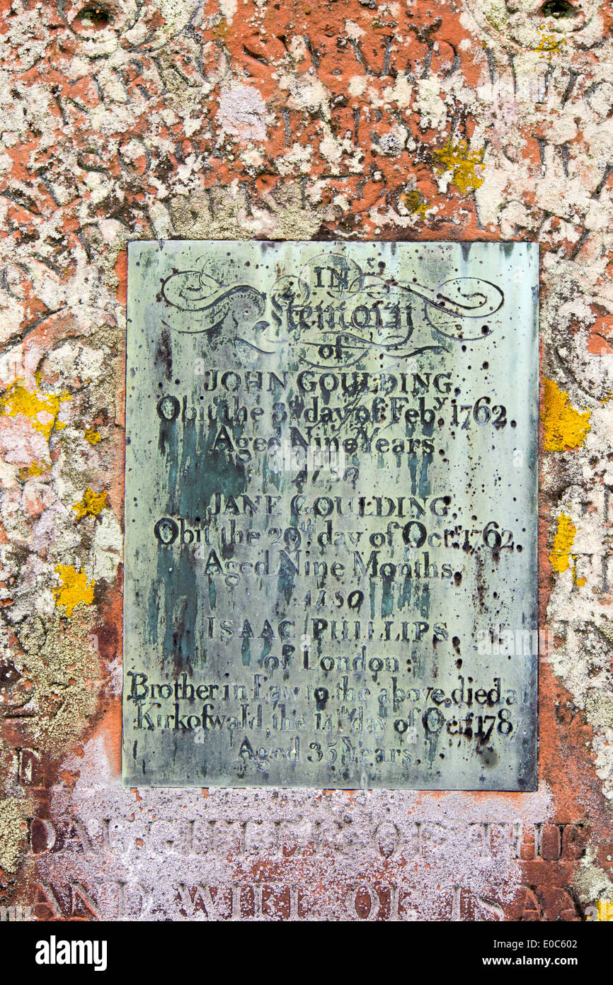Une ancienne pierre tombale dans Kirkoswold dans l'église, Cumbria, Eden Valley Banque D'Images