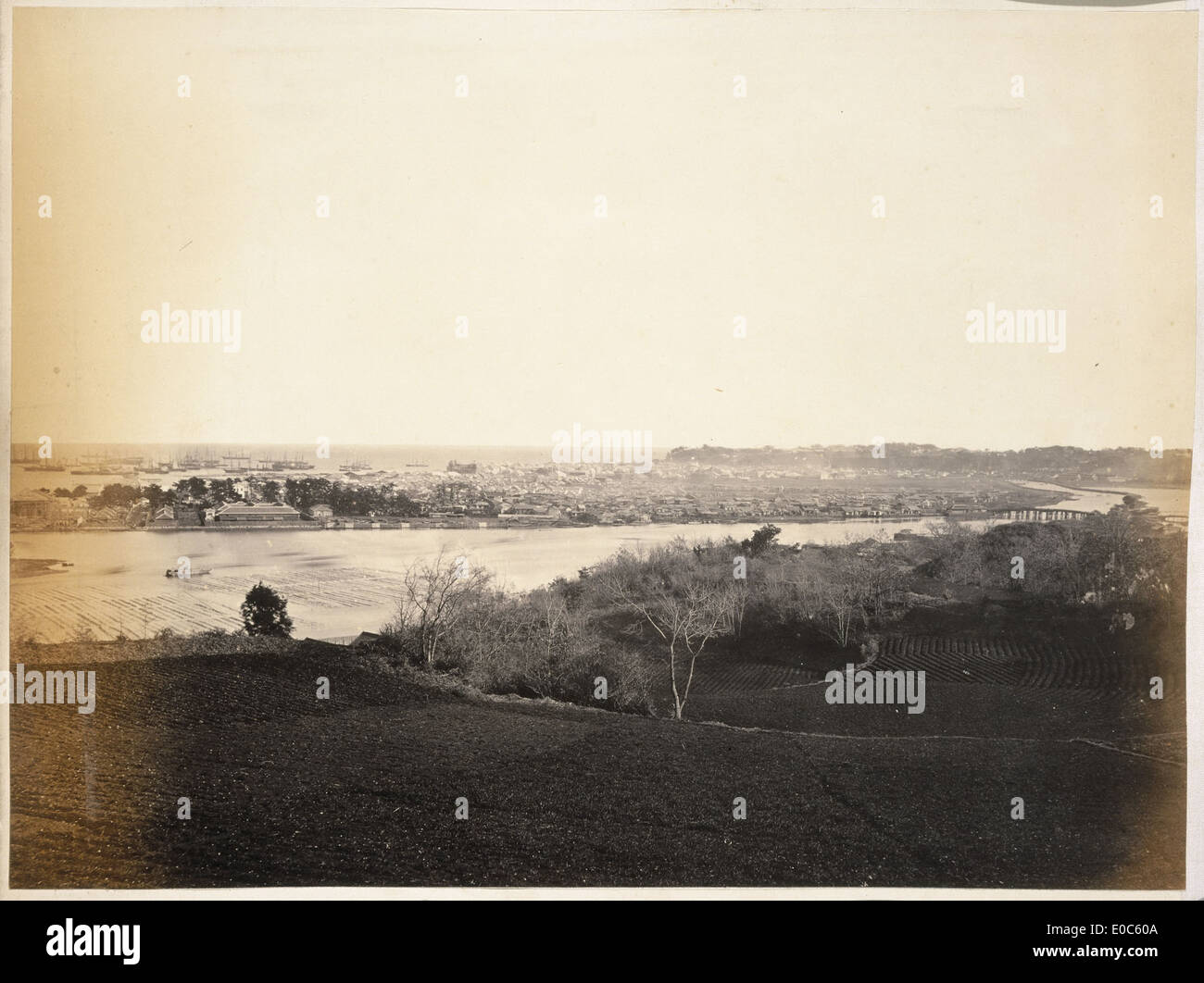 Une photographie historique de Yokohama, au Japon, le 2 avril, capturant la vue de la 5e batterie lors d'un événement militaire ou d'un exercice. Banque D'Images