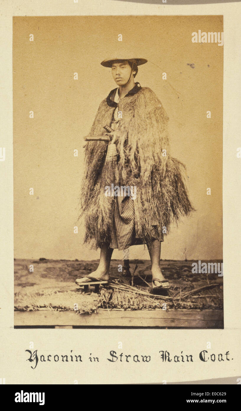 Homme de paille japonais en manteau de pluie Banque D'Images
