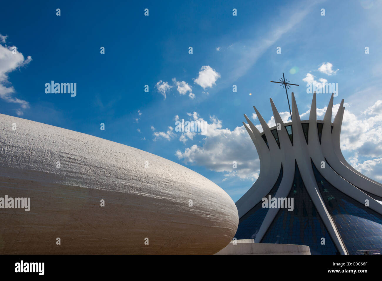 La sculpture moderne et métropolitaine de la cathédrale de Brasilia (ou Notre-Dame de l'Aparecida, Brésil) Banque D'Images