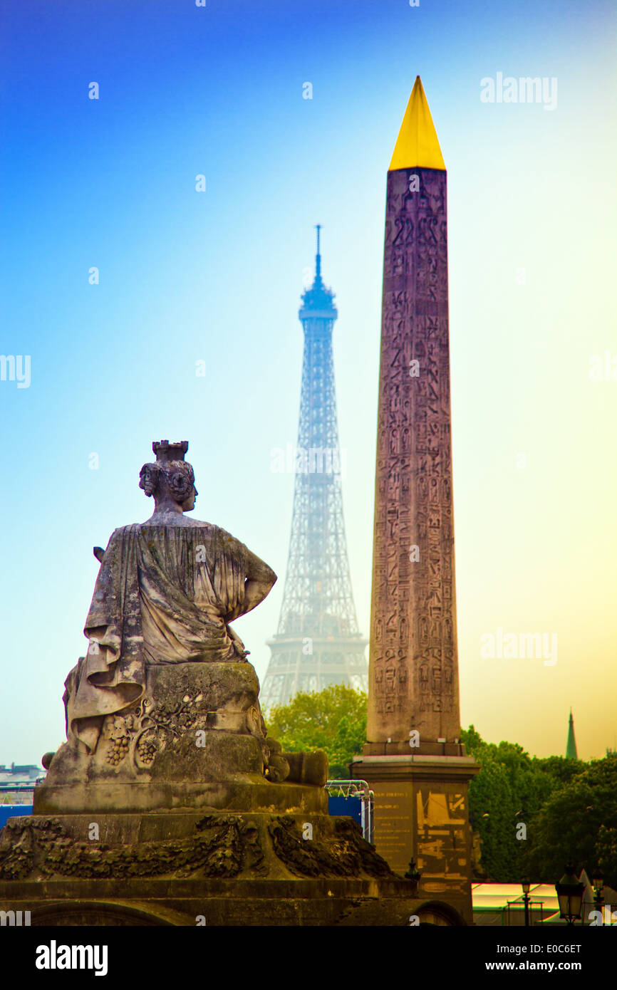 Paris, France. Place de la Concorde. Obélisque et Tour Eiffel, l'emblème de la ville., Frankreich. Place de la Concorde. Obel Banque D'Images