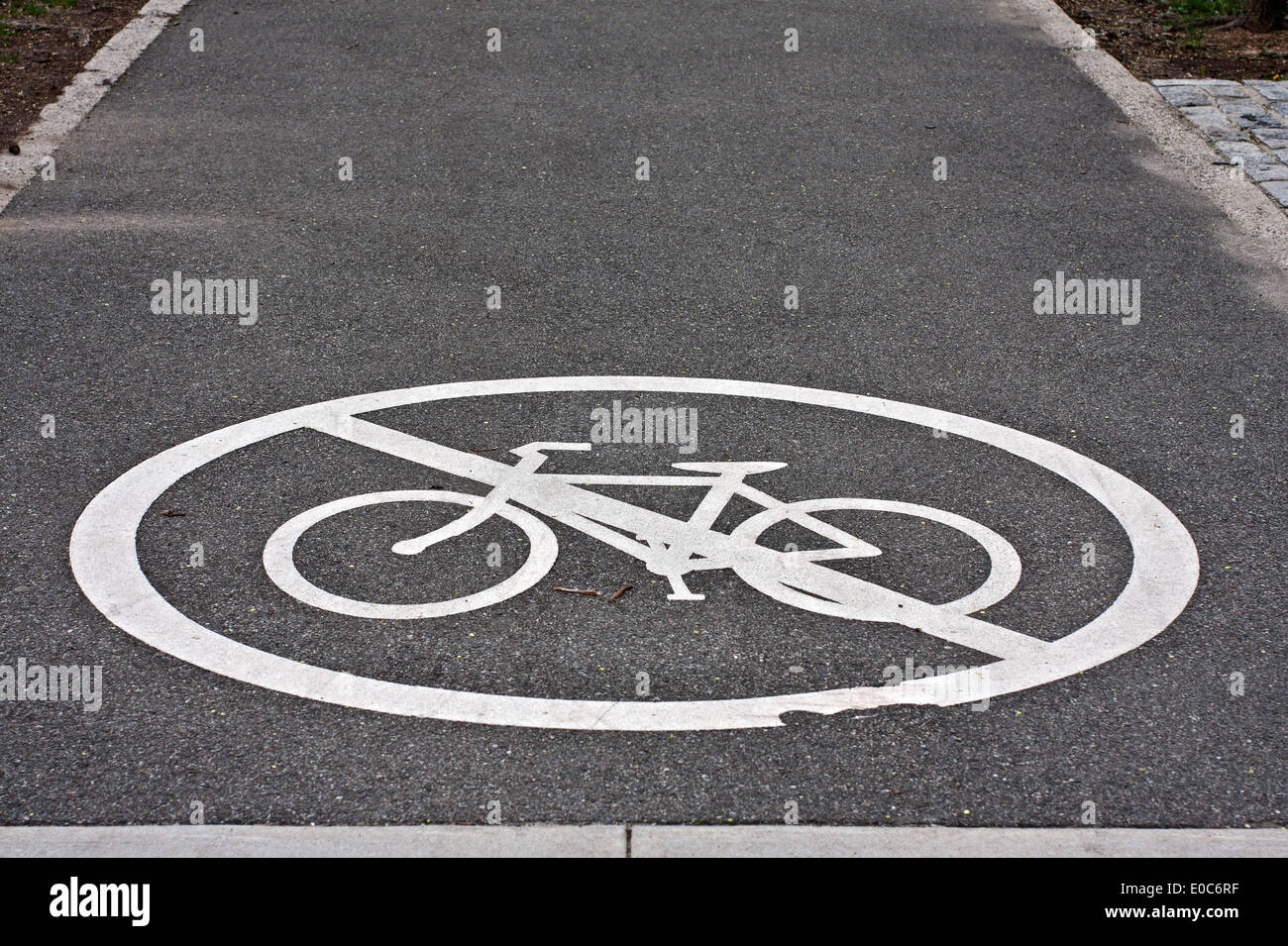 Signe peint en blanc pour aucun vélo sur la ligne de revêtement en asphalte Banque D'Images