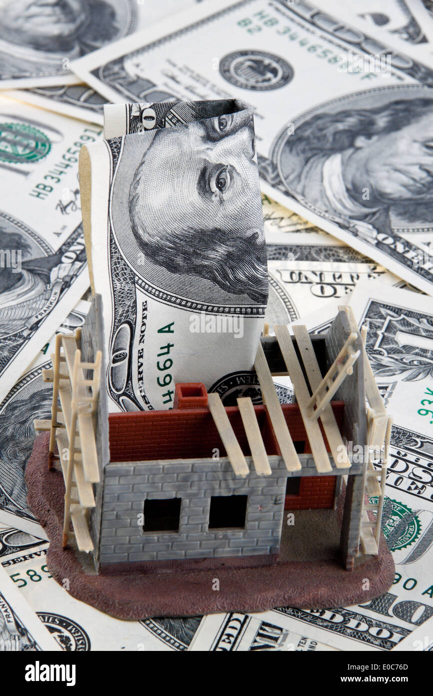 Un shell house. Financement avec des billets de banque en dollars, Ein Haus Rohbau. Geldscheinen Dollar mit Frankreich Banque D'Images
