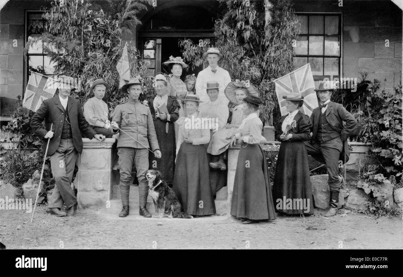 Le soldat Bisdee avec des membres de sa famille non identifiés lors d'une visite au Mémorial australien de la guerre, capturé dans une image historique de la 5e batterie à Abbeville, en France. Banque D'Images