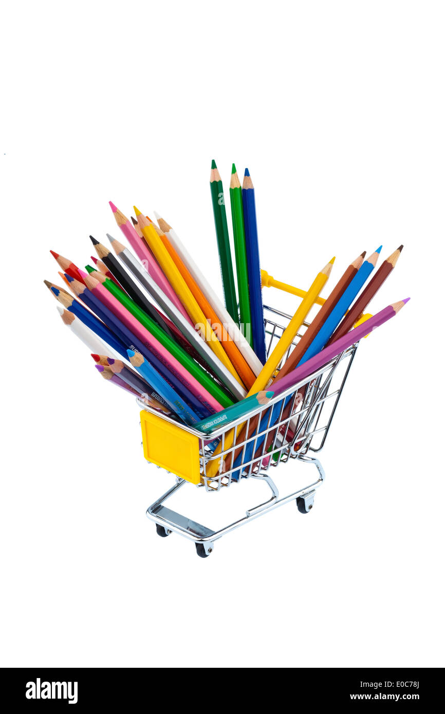 Des crayons de différentes couleurs dans un chariot de magasinage, Buntstifte vielen verschiedenen Farben dans Einkaufwag in Banque D'Images