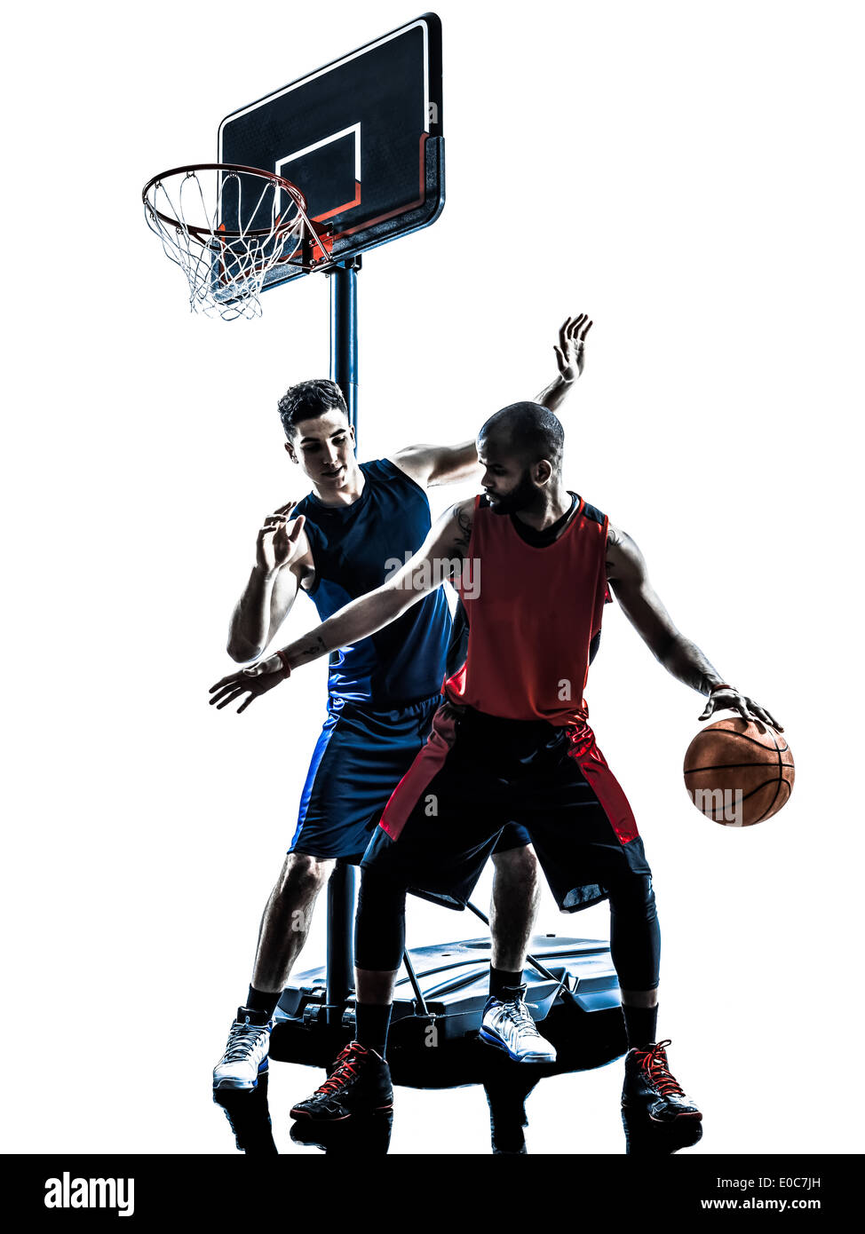 Deux hommes de joueurs de basket-ball dribble la concurrence en silhouette isolé sur fond blanc Banque D'Images