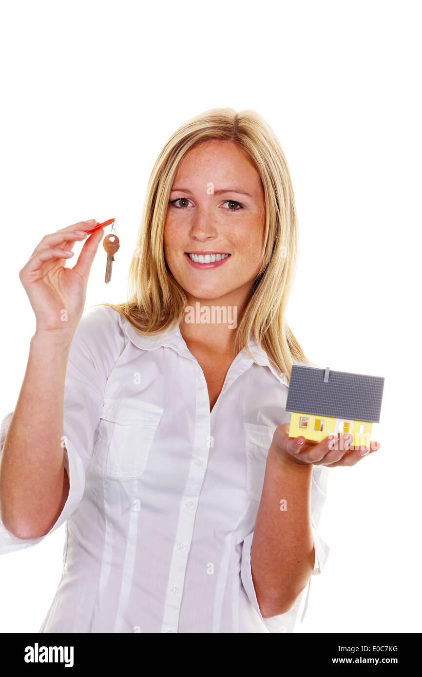 Une jeune femme avec un modèle chambre et télévision., eine junge Frau mit einem Modell und Wohnungsschluessel Haus. Banque D'Images