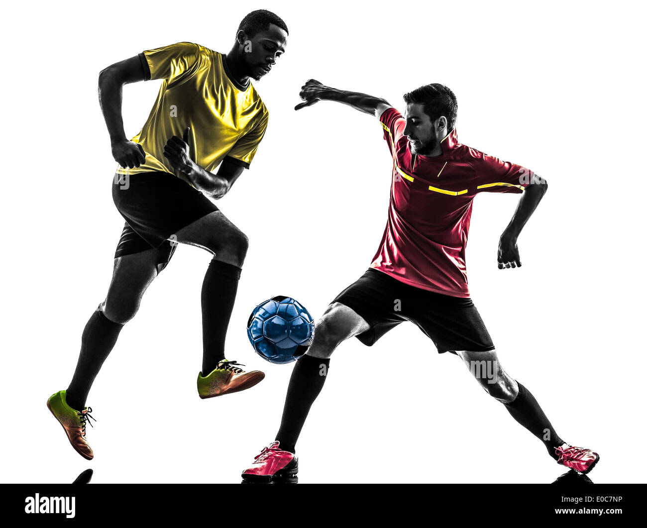 Deux hommes joueur de football jouer au football la concurrence en silhouette sur fond blanc Banque D'Images