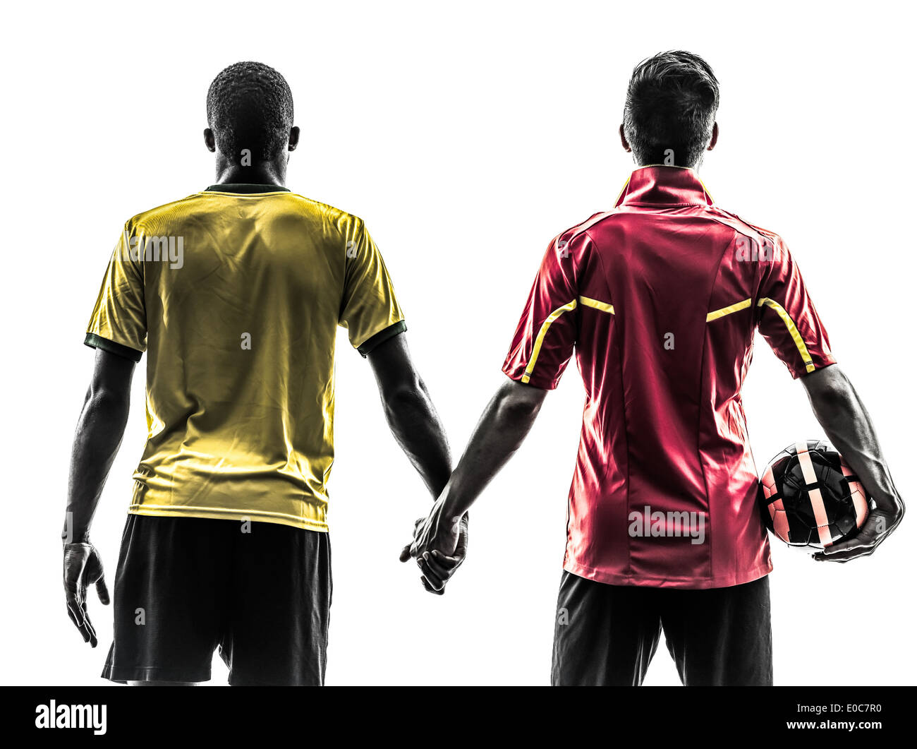 Deux hommes joueur de football jouer au football la concurrence la main dans la main en silhouette sur fond blanc Banque D'Images