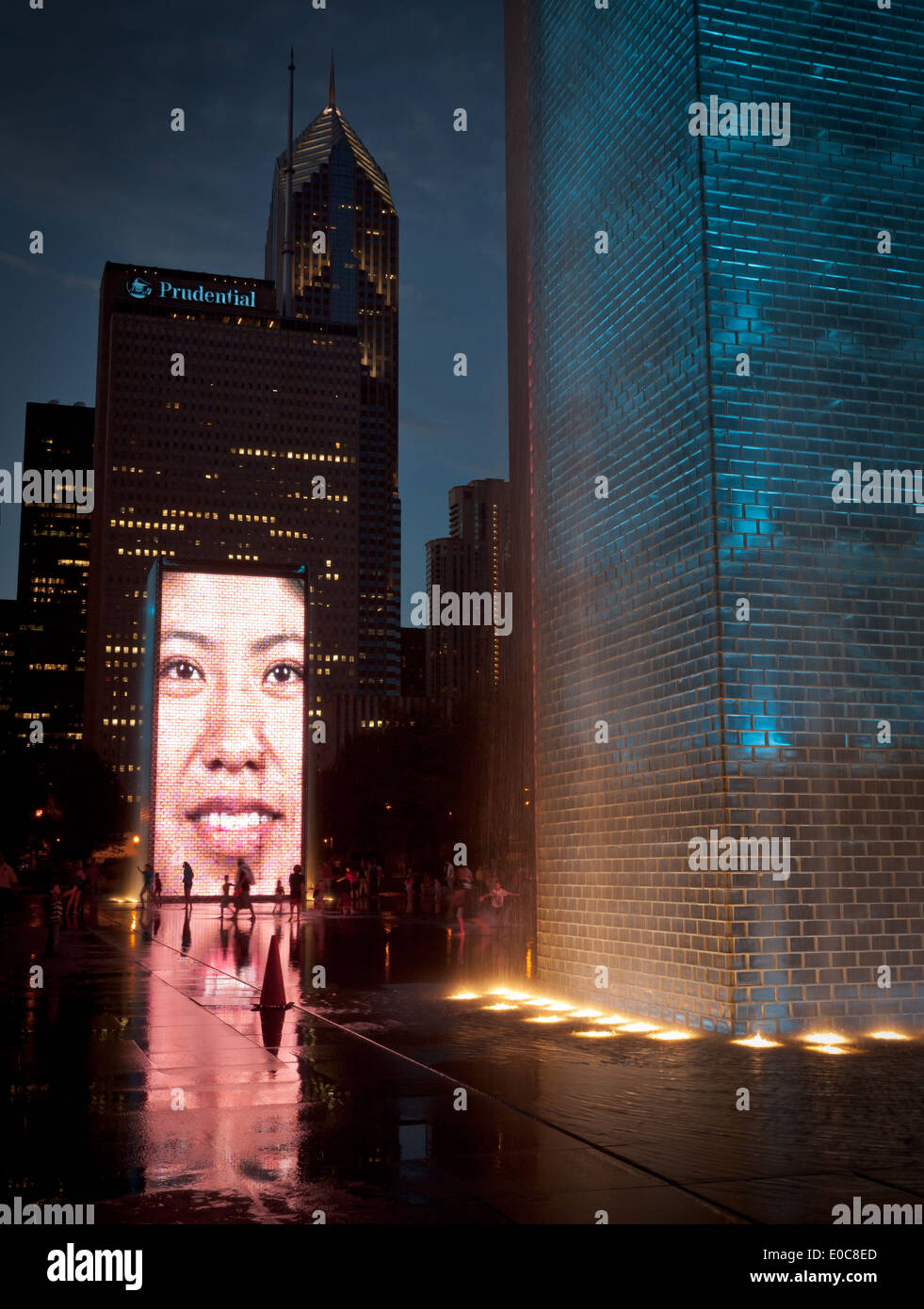 Une vue de la nuit de la fontaine de la Couronne, une œuvre interactive d'art public dans le Millennium Park, Chicago. Banque D'Images