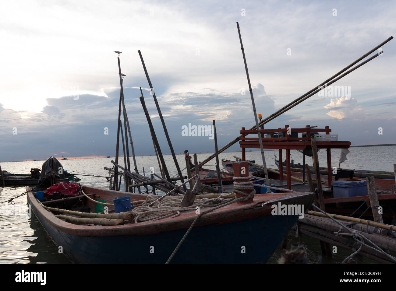 Bateau de pêche dans la mer, Thaïlande Banque D'Images