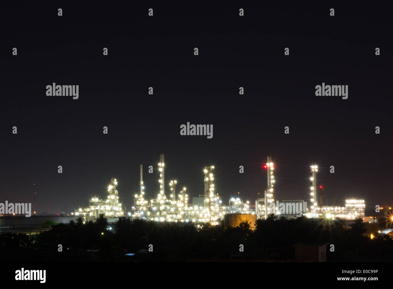 Raffineries de pétrole dans les scènes de nuit Banque D'Images