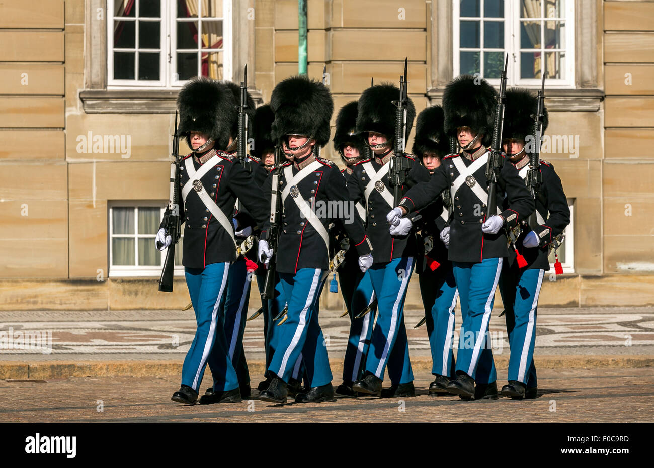Les gardiens de la vie royale devant le Palais d'Amalienborg, Copenhague, Danemark Banque D'Images