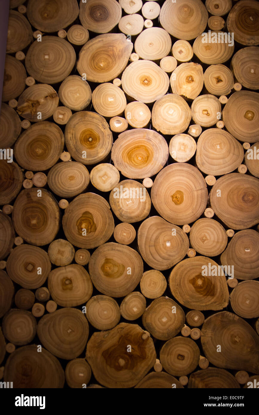 Pile de bois rond pour la décoration. Banque D'Images