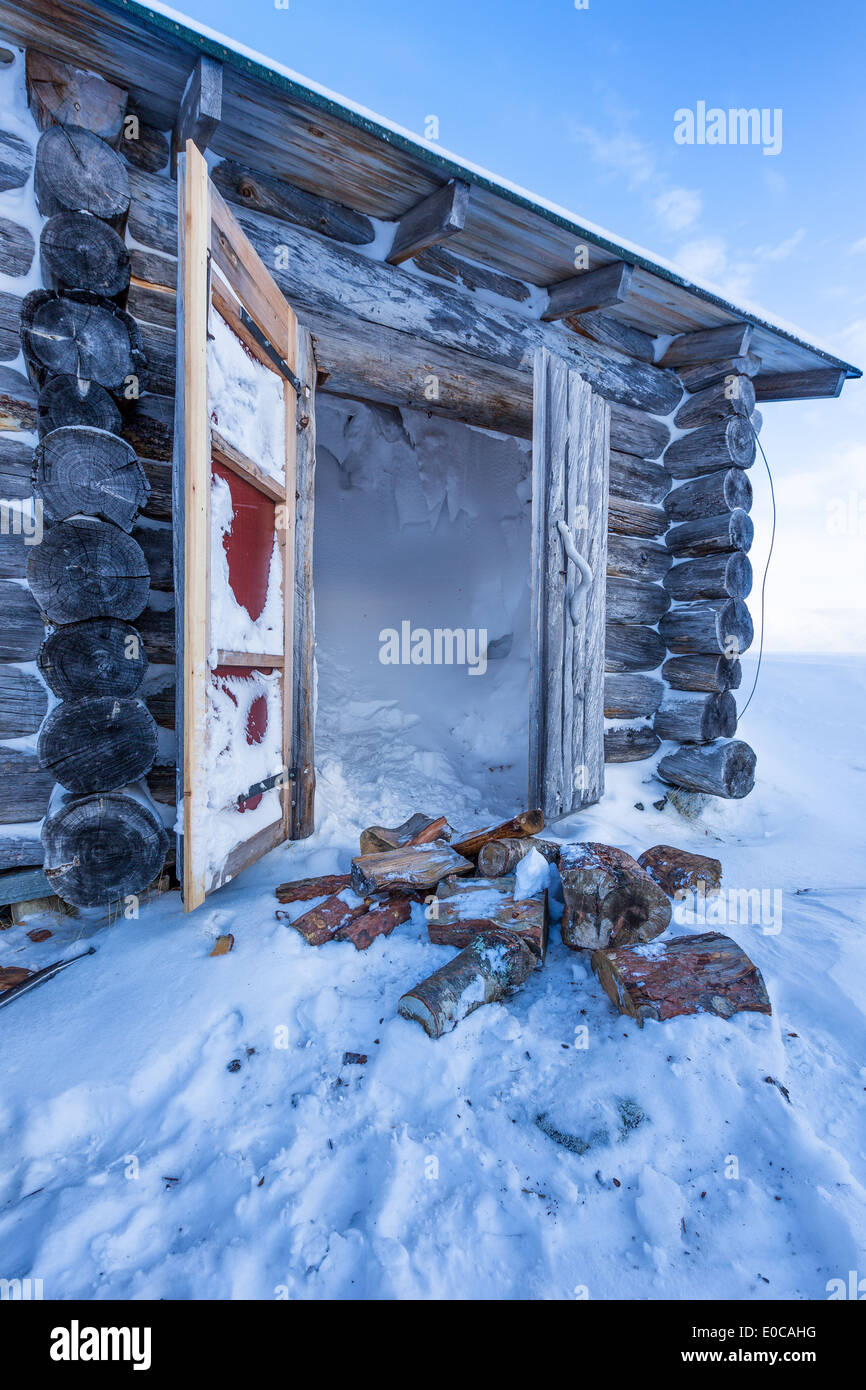Bûcher couvert de neige à Termisjärvi refuge, Laponie, Finlande, l'UE Banque D'Images