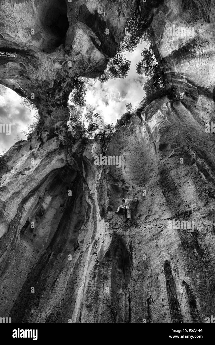 L'escalade dans une grotte, Finale Ligure, Italie, UNION EUROPÉENNE Banque D'Images