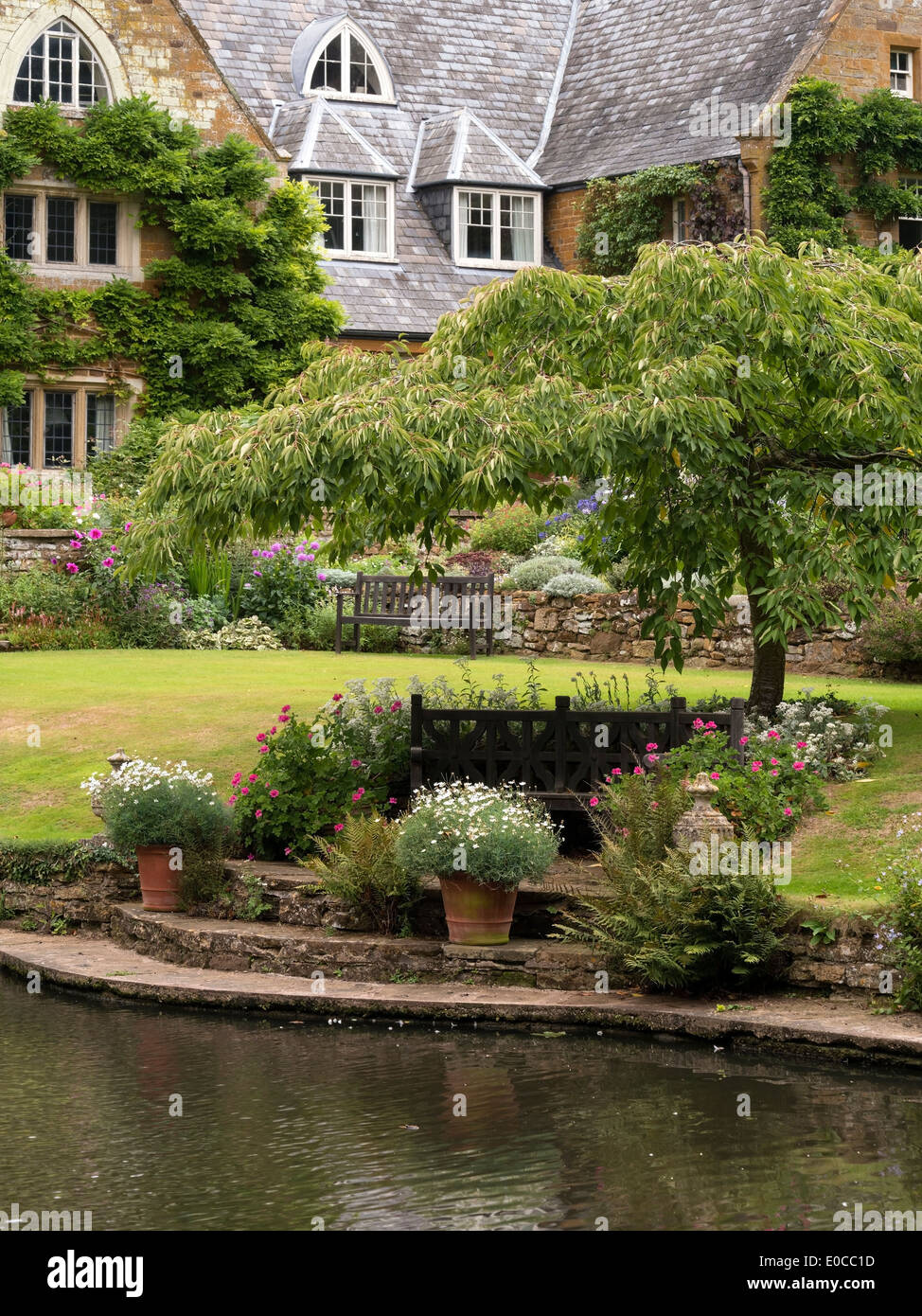 Vieux manoir anglais, avec le lac et les jardins, Coton Manor Gardens, Coton, Northamptonshire, England, UK Banque D'Images