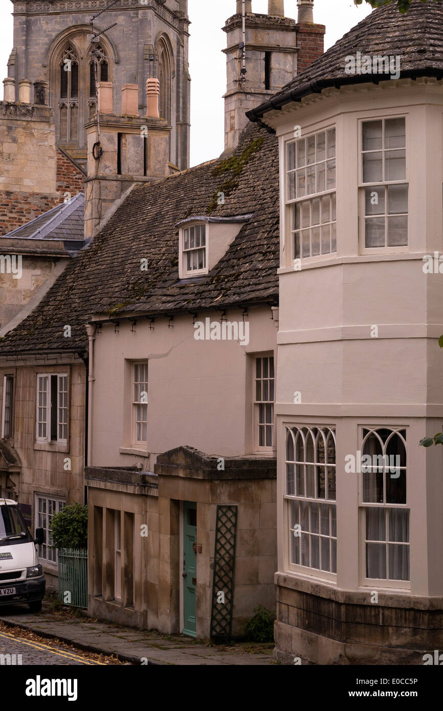 Rangée de maisons anciennes en pierre avec tour de l'église au-delà, Stamford, Lincolnshire, Angleterre, RU Banque D'Images