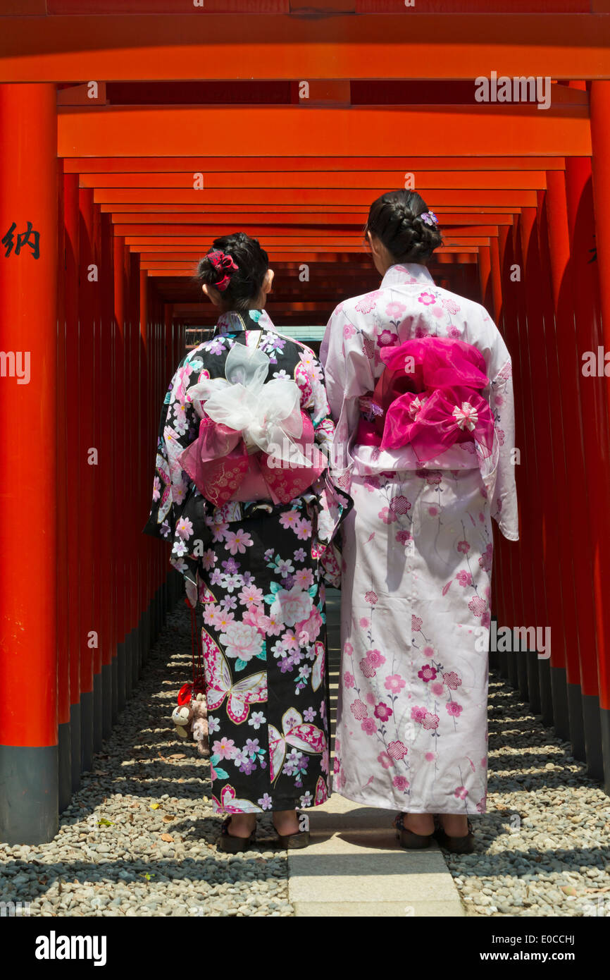 Woman wearing kimono avec couloir Torii, Temmangu culte, Osaka, Japon Banque D'Images