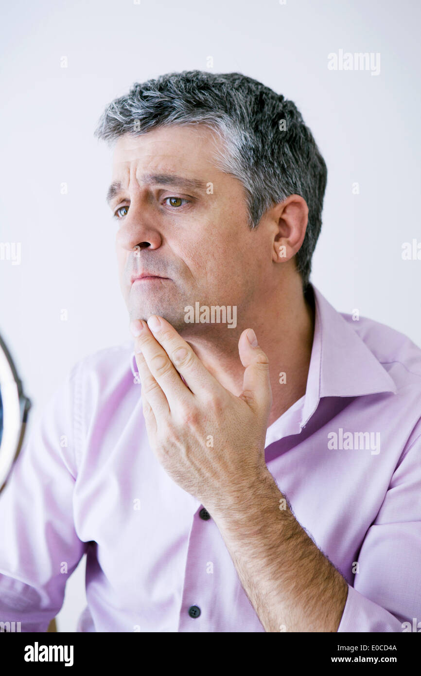 Homme avec miroir Banque D'Images