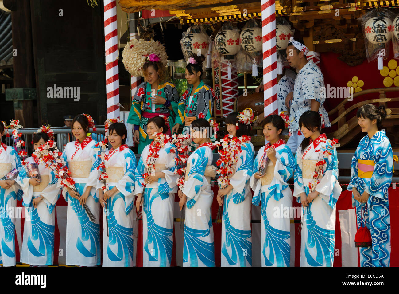 Filles dansant à Tenji Matsuri Festival, Osaka, Japon Banque D'Images