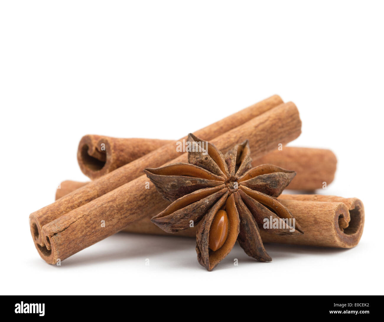 Girofle, l'anis et la cannelle isolé sur fond blanc Banque D'Images