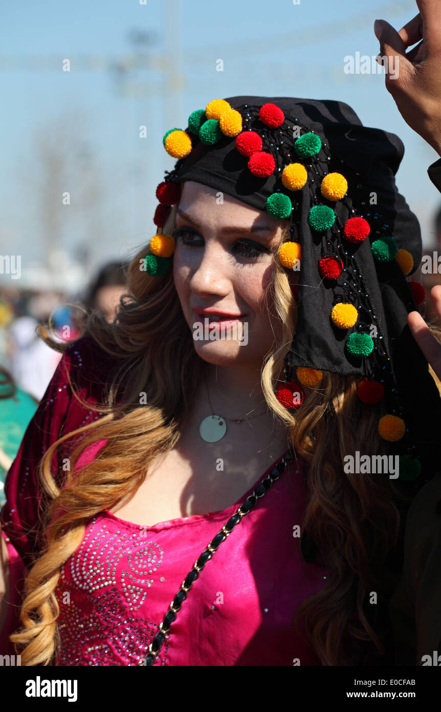 Fille kurde en costume traditionnel au Newroz Festival du nouvel an kurde à l'équinoxe de printemps, Diyarbakir, au sud-est de la Turquie Banque D'Images