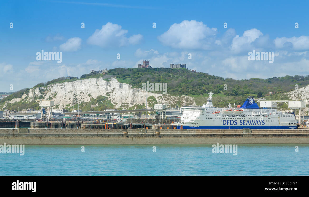 Le château de Douvres perchés sur les falaises blanches avec le terminal des ferries ci-dessous, Dover, Kent, Angleterre, Royaume-Uni Banque D'Images