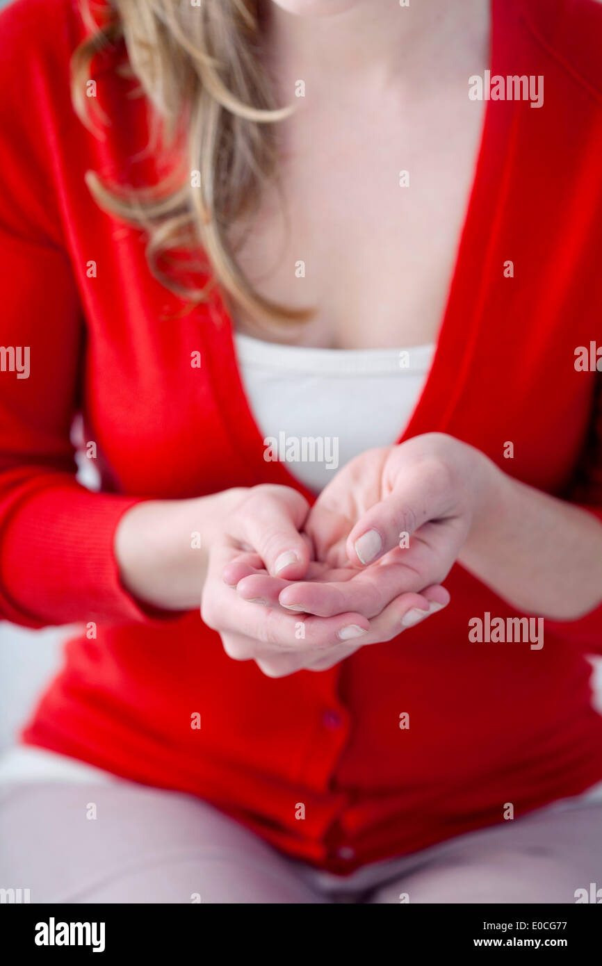 Femme avec la main douloureuse Banque D'Images