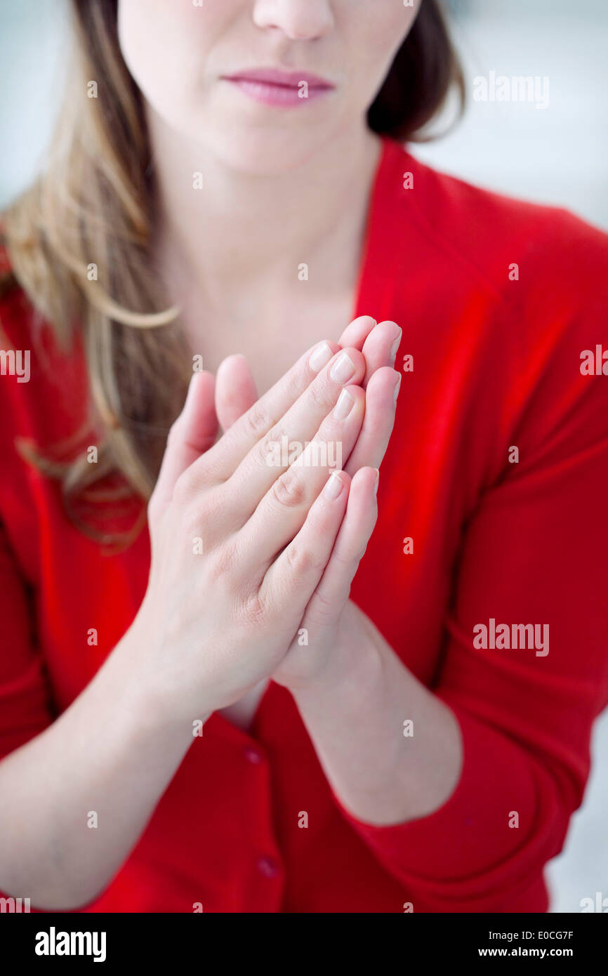 Femme avec la main douloureuse Banque D'Images