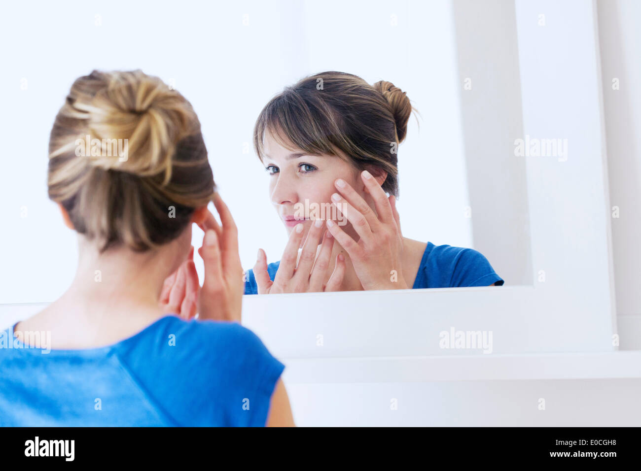 Femme au miroir Banque D'Images