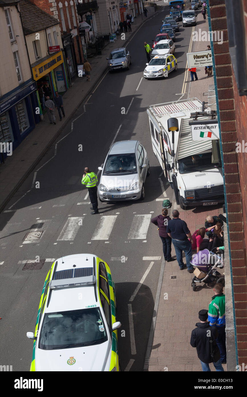 Banbury, Oxon, UK. Le 9 mai 2014. Un camping-car monte le trottoir à Banbury High Street. Credit : Charlotte Moss/Alamy Live News Banque D'Images