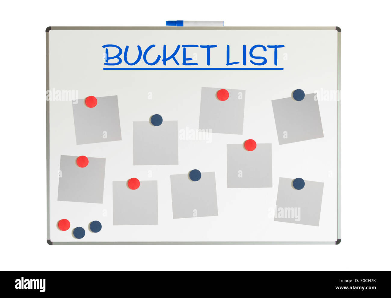 Bucket list avec papiers vide et aimants sur un tableau blanc isolated on white Banque D'Images
