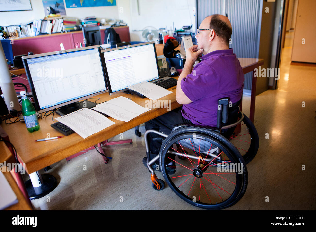 Personne handicapée travaillant Banque D'Images