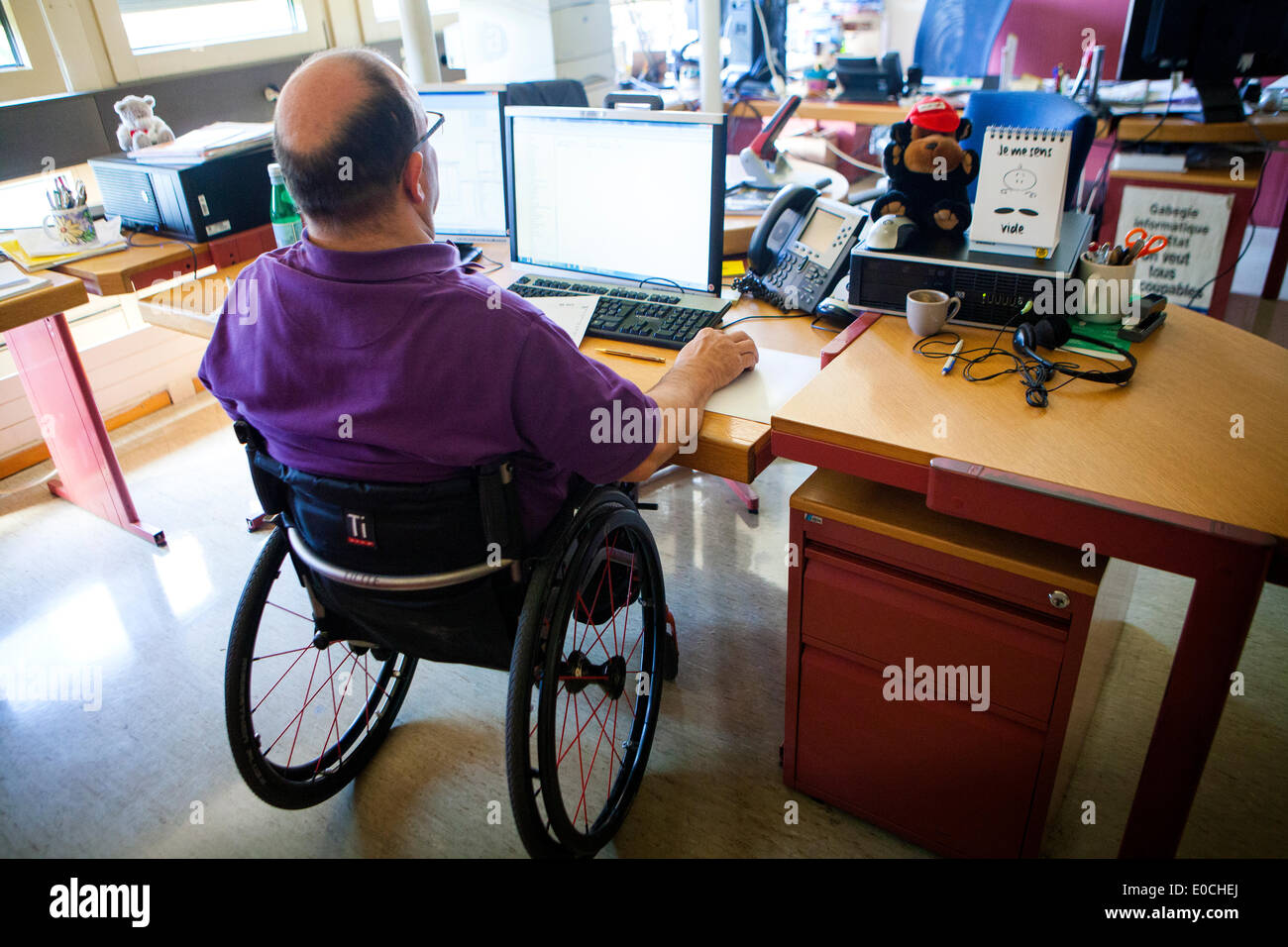 Personne handicapée travaillant Banque D'Images