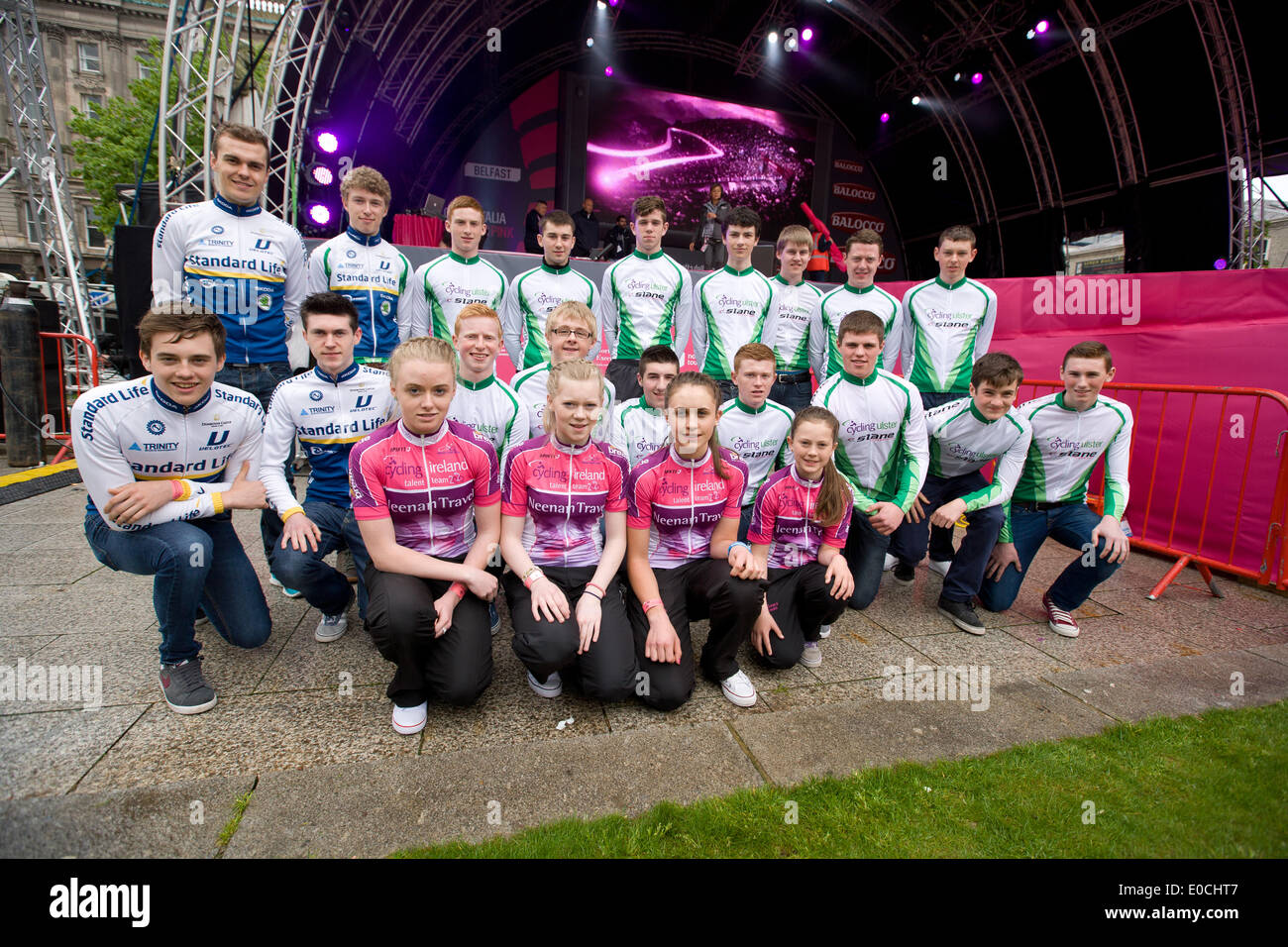 Belfast, Irlande du Nord, Royaume-Uni. 8 mai 2014. Les enfants de trois clubs de cyclisme de Belfast au Giro d'Italia Présentation de l'équipe de Belfast Crédit : Bonzo/Alamy Live News Banque D'Images