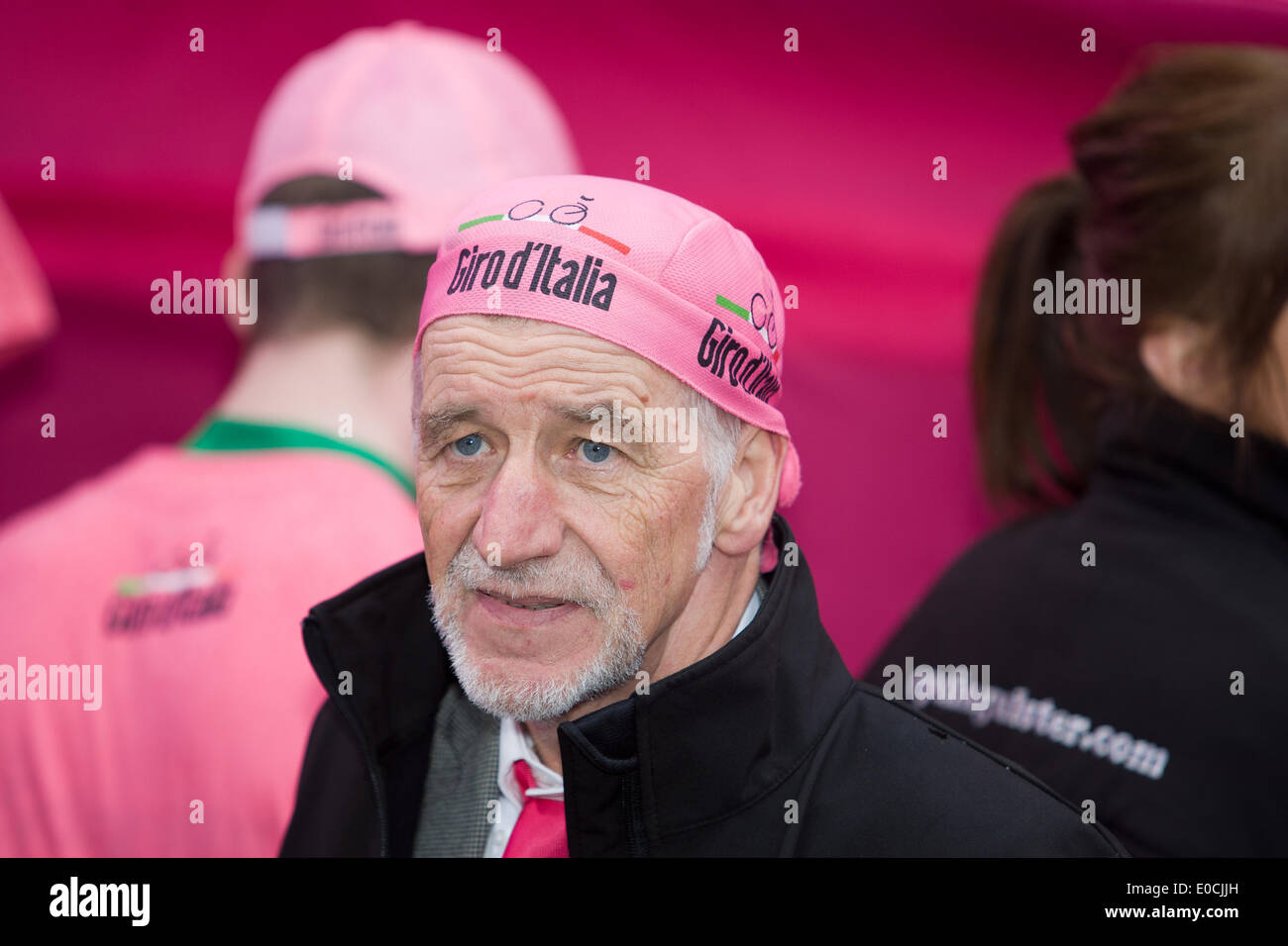 Belfast, Irlande du Nord, Royaume-Uni. 8 mai 2014. Homme portant Giro d'Italia Bandana à la présentation de l'équipe de Belfast Crédit : Bonzo/Alamy Live News Banque D'Images