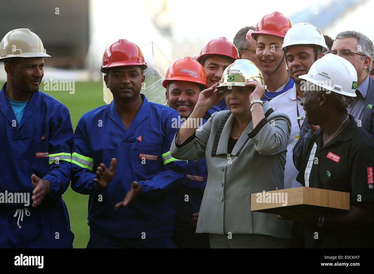 (140509) -- SAO PAULO, le 9 mai 2014 (Xinhua) -- le président du Brésil, Dilma Rousseff (2e R, à l'avant) reçoit le casque d'or lors de sa visite à l'Arène de Sao Paulo à Sao Paulo, Brésil, le 8 mai 2014. Sao Paulo accueillera le match d'ouverture de la Coupe du Monde de football entre le Brésil et la Croatie le 12 juin 2014. (Xinhua/Rahel Patrasso) (rt) Banque D'Images