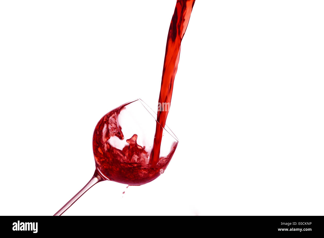 Dans un verre de vin rouge vif s'eingeleert. Vin rouge dans le verre rouge, à ein Glas wird schwungvoll roter Wein eingeleert Banque D'Images