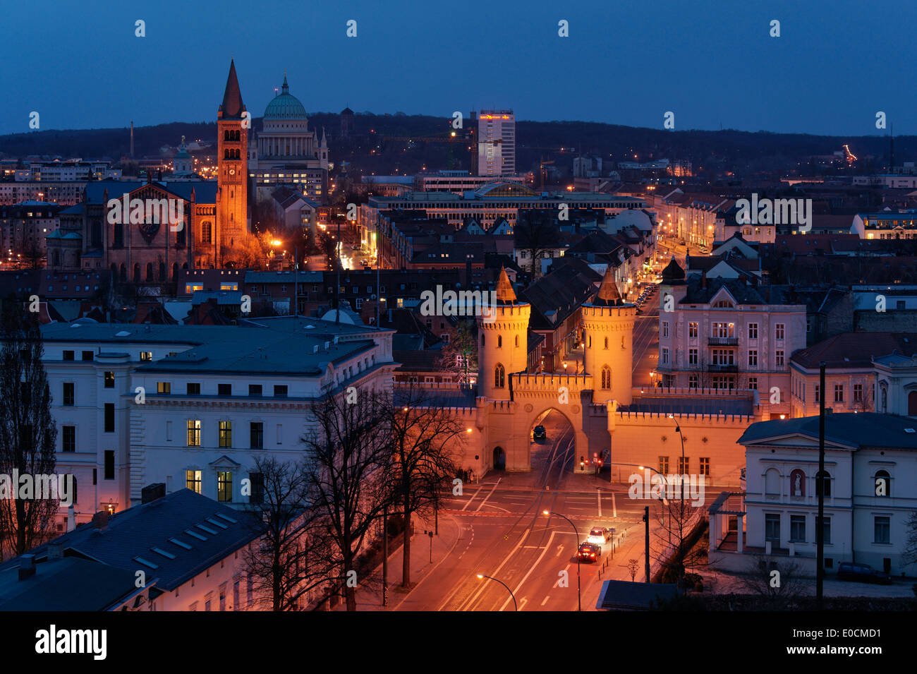 Vue de la rue Friedrich Ebert, Porte de Nauen, Saint Pierre et Paul l'Église et de l'église Saint Nicolas de nuit, Potsdam, Brandebourg, Banque D'Images