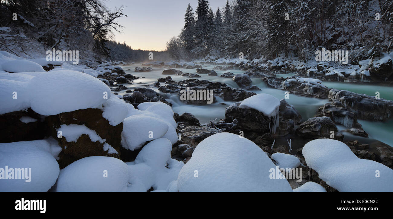 La rivière de l'Enns glacées du Parc National à Enns, Ennstal Alps, Styrie, Autriche, Europe Banque D'Images
